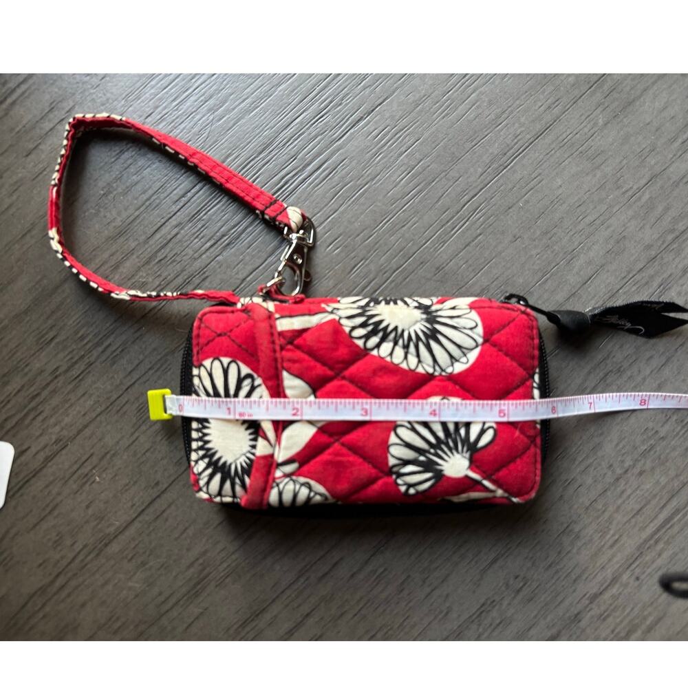 Vera Bradley wristlet retired Deco Daisy pattern red quilted cotton exterior.